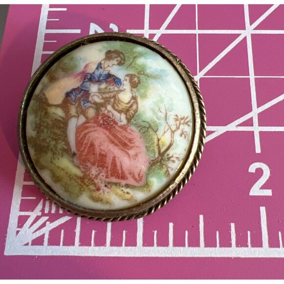 Vintage Porcelain Transferware Brooch Courting Couple Gold Tone Round Estate 1.5 - Picture 6 of 7
